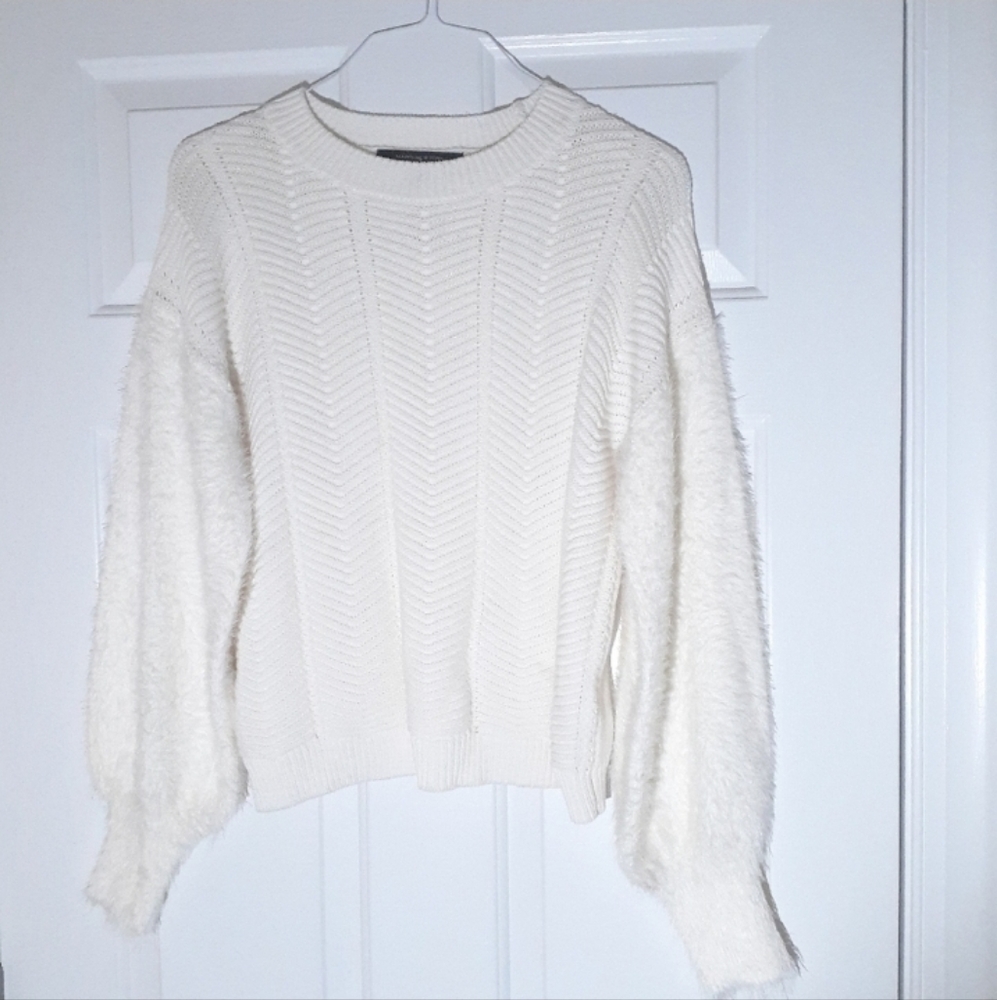 Marc New York Andrew Marc Ivory knit fuzzy sleeves crew neck sweater, size Med - Picture 3 of 13